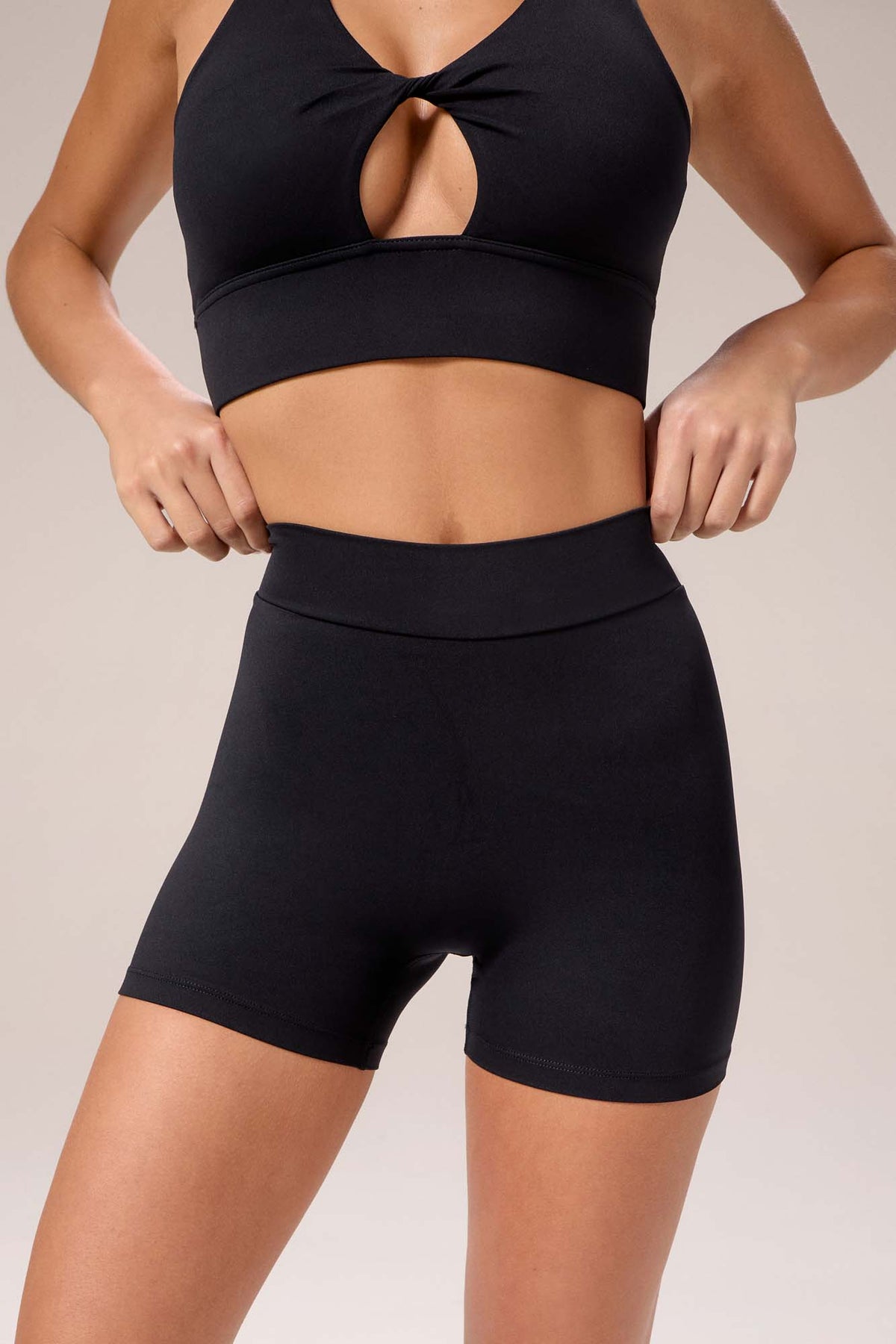 PUSH UP LOW SHORTS | BLACK
